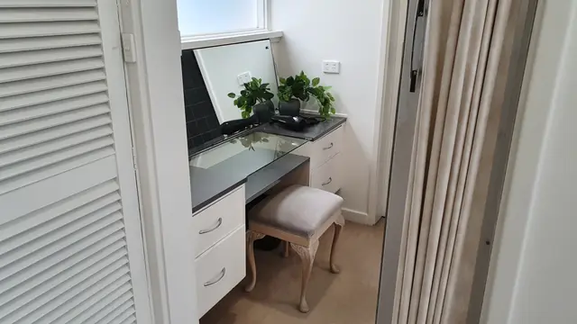 Dressing room and en Suite at Toorak Luxury Living